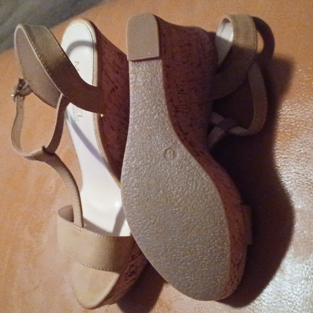 >  Michael Shannon Tan Strappy Sandals - Picture 5 of 7